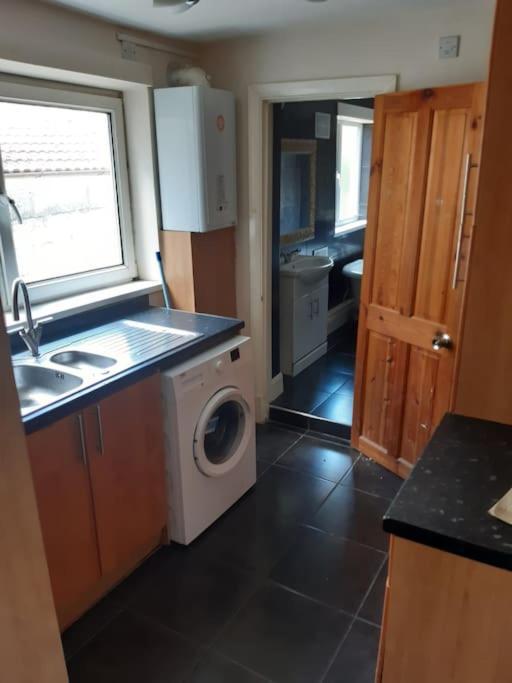 Medway Getaway - 3 Bed Home With Luxury Bathroom Chatham  Kültér fotó