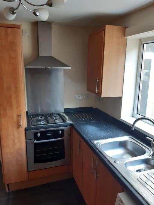 Medway Getaway - 3 Bed Home With Luxury Bathroom Chatham  Kültér fotó