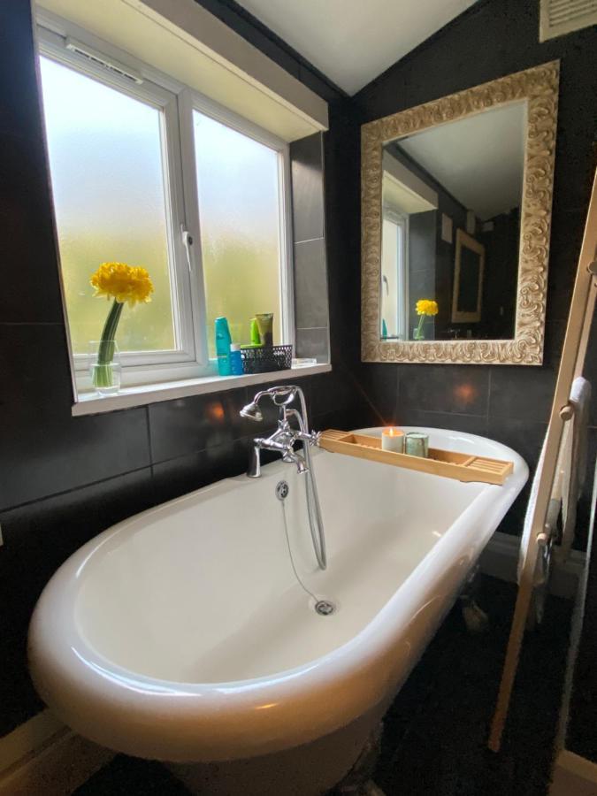 Medway Getaway - 3 Bed Home With Luxury Bathroom Chatham  Kültér fotó