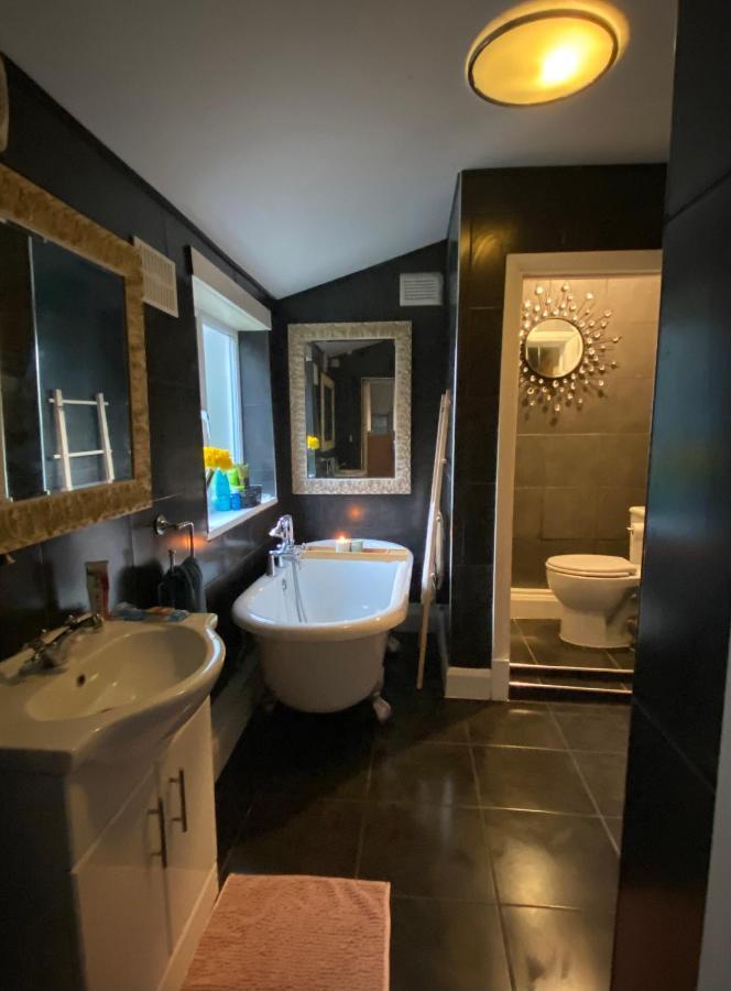 Medway Getaway - 3 Bed Home With Luxury Bathroom Chatham  Kültér fotó