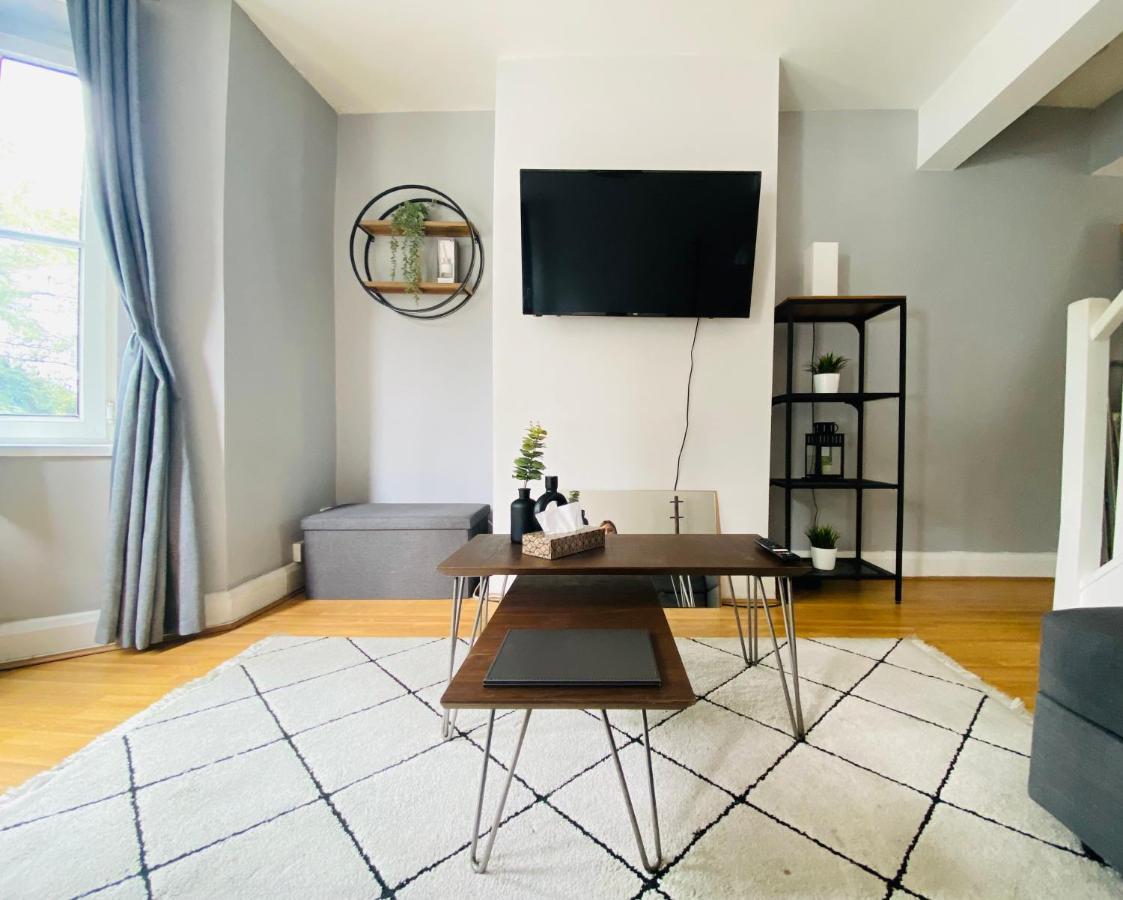 Medway Getaway - 3 Bed Home With Luxury Bathroom Chatham  Kültér fotó