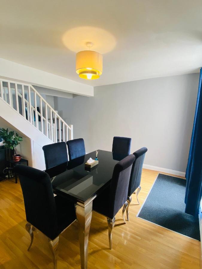 Medway Getaway - 3 Bed Home With Luxury Bathroom Chatham  Kültér fotó