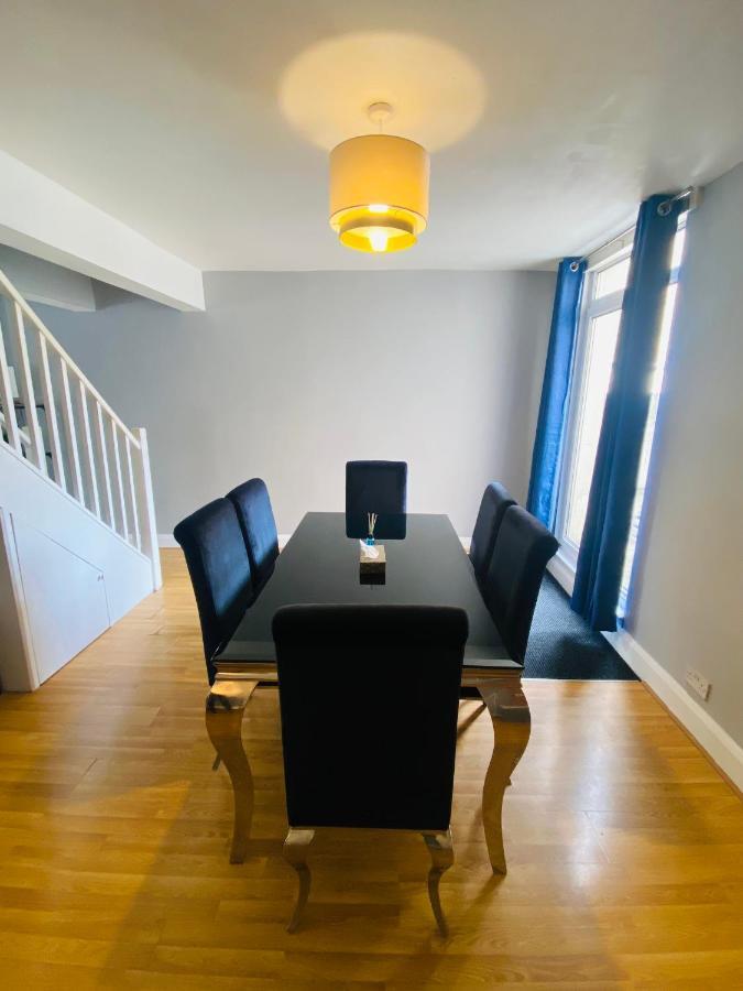 Medway Getaway - 3 Bed Home With Luxury Bathroom Chatham  Kültér fotó